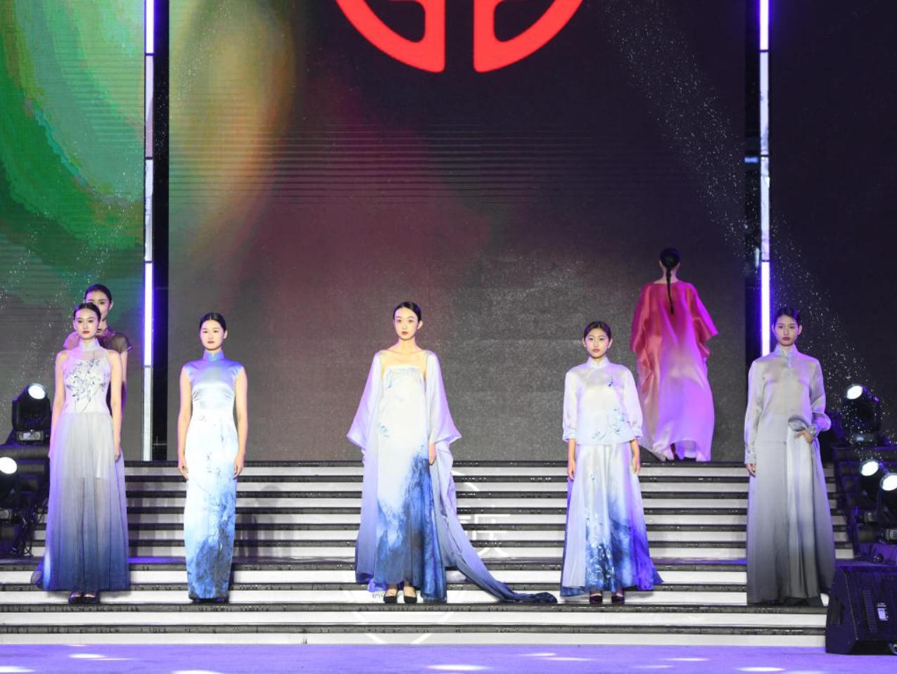 重慶：模特身著絲綢服飾走秀 露天秀場盡顯中國絲綢之美